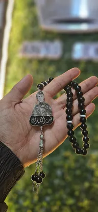 سبحة بخرز أسود مع تعليقة عسكرية