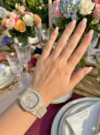 ساعة يد نسائية مرصعة بالكريستال (Nautilus)