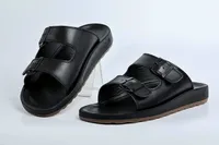 شبشب رجالي جلد بإبزيم (Birkenstock)