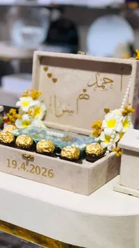 صندوق المهر المخملي المزين بالورود والشوكولاتة