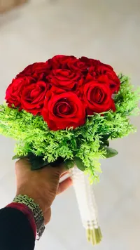 مسكة عروس ورد جوري أحمر صناعي