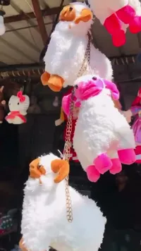 ميدالية دمية خروف قطيفة بتعليقة ذهبية
