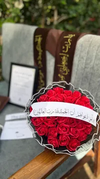 باقة ورد أحمر مع وشاح تخرج