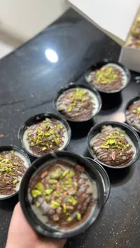 أكواب كيك الشوكولاتة بالفستق الحلبي