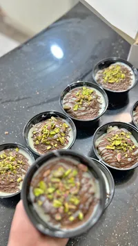 حلى القشطة بالفستق والشوكولاتة