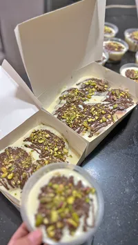 سينابون رولز بصوص الشوكولاتة والفستق الحلبي