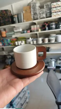 كوب قهوة مع طبق خشبي — تصميم عصري