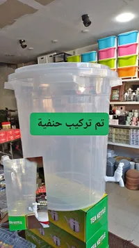 وعاء تخزين مياه بلاستيكي مع حنفية