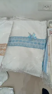 بطانية أطفال مزينة بشريط أزرق