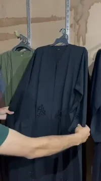 عباءة نسائية كلاسيكية باللون الأسود