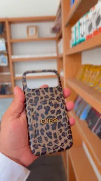 جراب هاتف بنقشة جلد النمر - جيس (Guess)
