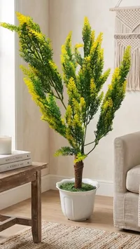 نبات صناعي أصفر أخضر مع وعاء سيراميك أبيض
