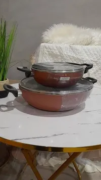 طقم أواني طهي بمقابض سوداء