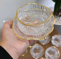 وعاء زجاجي بحافة ذهبية