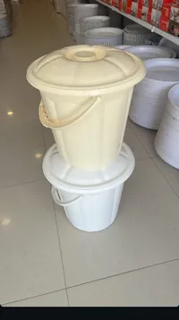 دلو بلاستيكي مع غطاء