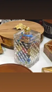 مرطبان زجاجي مزخرف بغطاء ذهبي