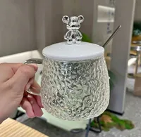 كوب زجاجي بتصميم مموج مع غطاء ومجسم دب