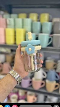 كوب زجاجي مع غطاء وقشة بتصميم زهرة