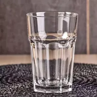 كوب زجاجي شفاف بتصميم مضلع