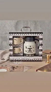 طقم ترمس مع أكواب بتصميم شانيل (Chanel)