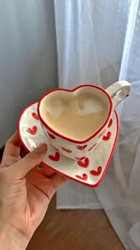 طقم كوب وصحن بتصميم القلب