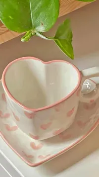 طقم كوب وصحن سيراميك بتصميم قلب