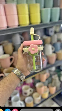 كوب زجاجي مزين بوردة مع شفاطة