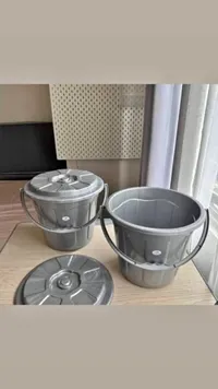 دلو بلاستيك مع غطاء