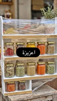 رف توابل خشبي مع برطمانات زجاجية - عزيزة