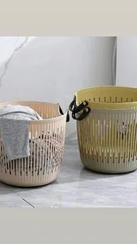سلة غسيل بلاستيكية بمقابض جلدية