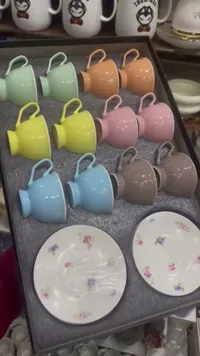طقم فناجين قهوة ملونة مع أطباق