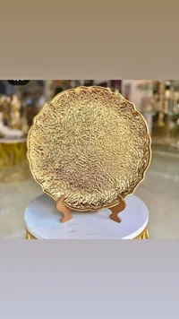 صحن تقديم مزخرف بلون ذهبي