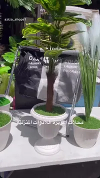 شجرة زينة صناعية في حوض كلاسيكي