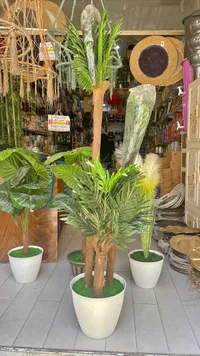 شجرة نخيل صناعية للزينة مع حوض