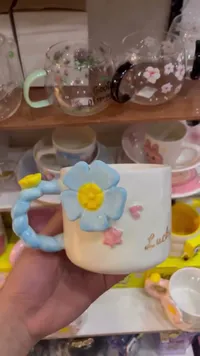 كوب سيراميك بتصميم زهرة بارزة - لاكي