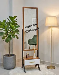 مرآة قائمة مع طاولة جانبية