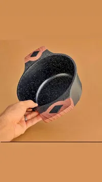 قدر طهي بغطاء خشبي