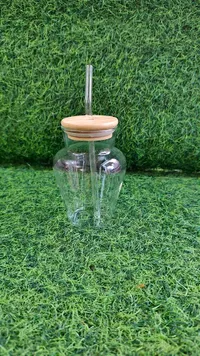 كوب زجاجي مع غطاء خشبي وقشة