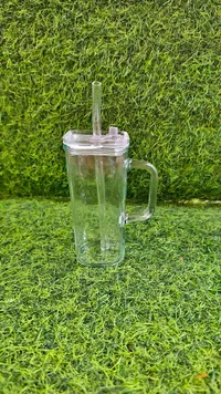 كوب زجاجي مربع مع غطاء وقشة
