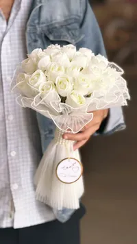 باقة ورد أبيض بتصميم ملكي مع بطاقة إهداء