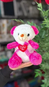 دبدوب هدايا أبيض ووردي مع قلب أحمر