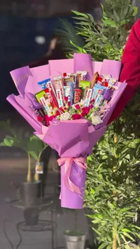 باقة هدايا متنوعة من الشوكولاتة والزهور