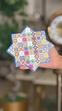 قاعدة أطباق سيراميك مزخرفة بنقوش هندسية