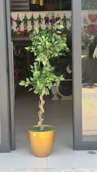 شجرة زينة صناعية بوعاء ذهبي