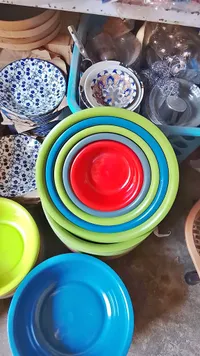 طقم صحون بلاستيكية ملونة متداخلة