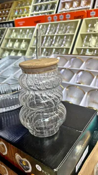 كوب زجاجي مموج مع غطاء خشبي وقشة