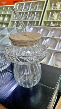 كوب زجاجي بتصميم فطر مع غطاء خشبي وقشة