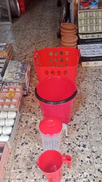 دلو بلاستيك أحمر