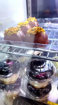 تشكيلة حلويات فاخرة مزينة بالذهب