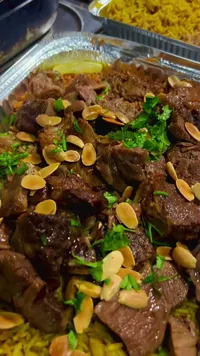 وجبة أرز باللحم والمكسرات